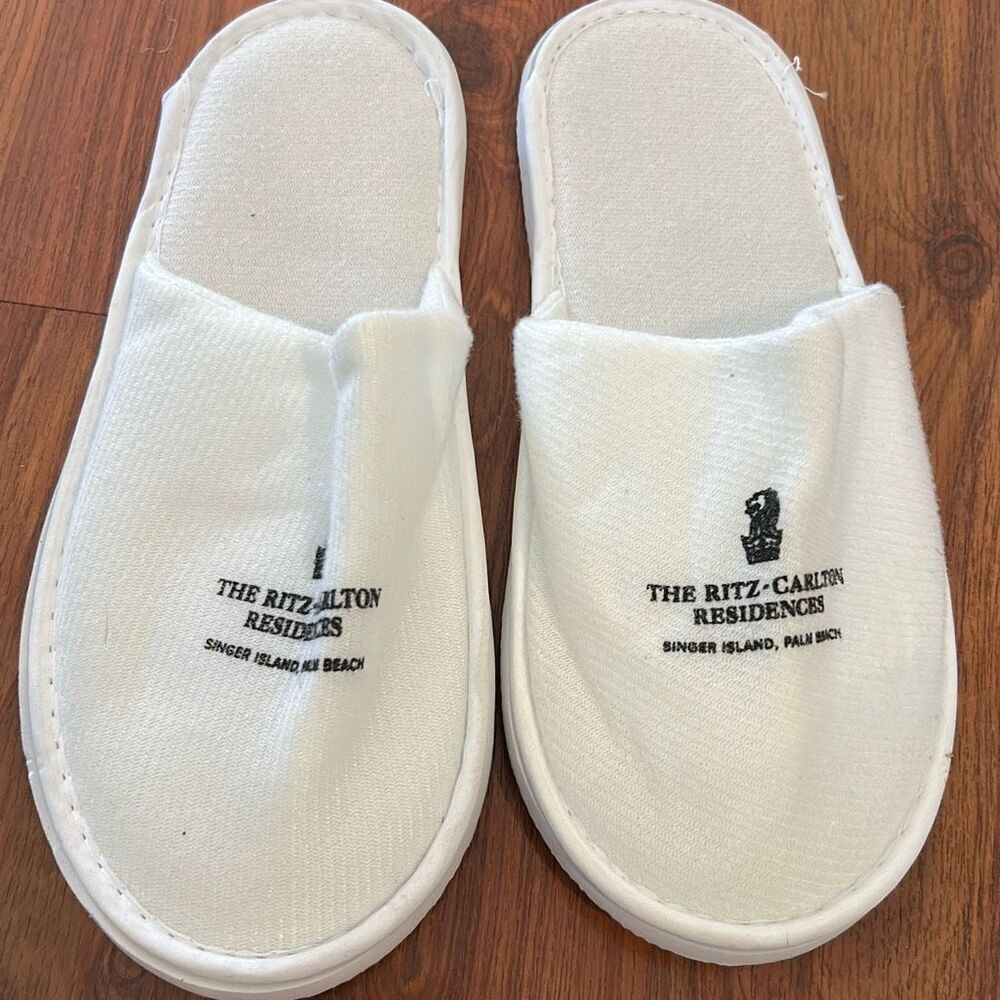 New The Ritz Carlton residences singer Island Palm Beach slippers white lightwei